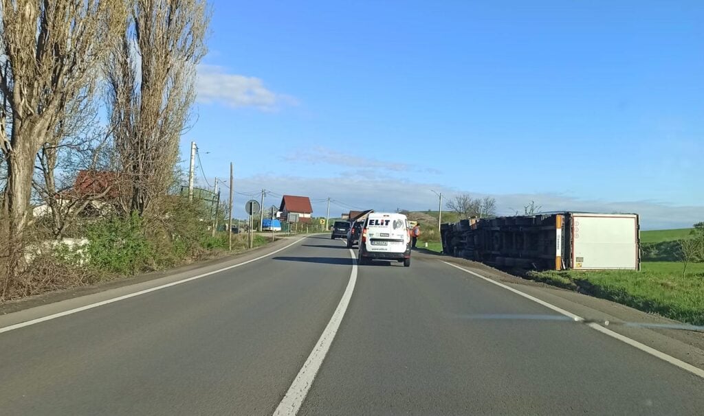 tir-rasturnat-sura-mare-info-trafic-jud-sibiu-5n8w