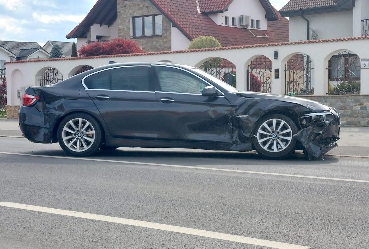 Accident în cartierul Arhitecților: șoferul unui BMW a virat peste linia continuă. Cel nevinovat a ajuns la spital