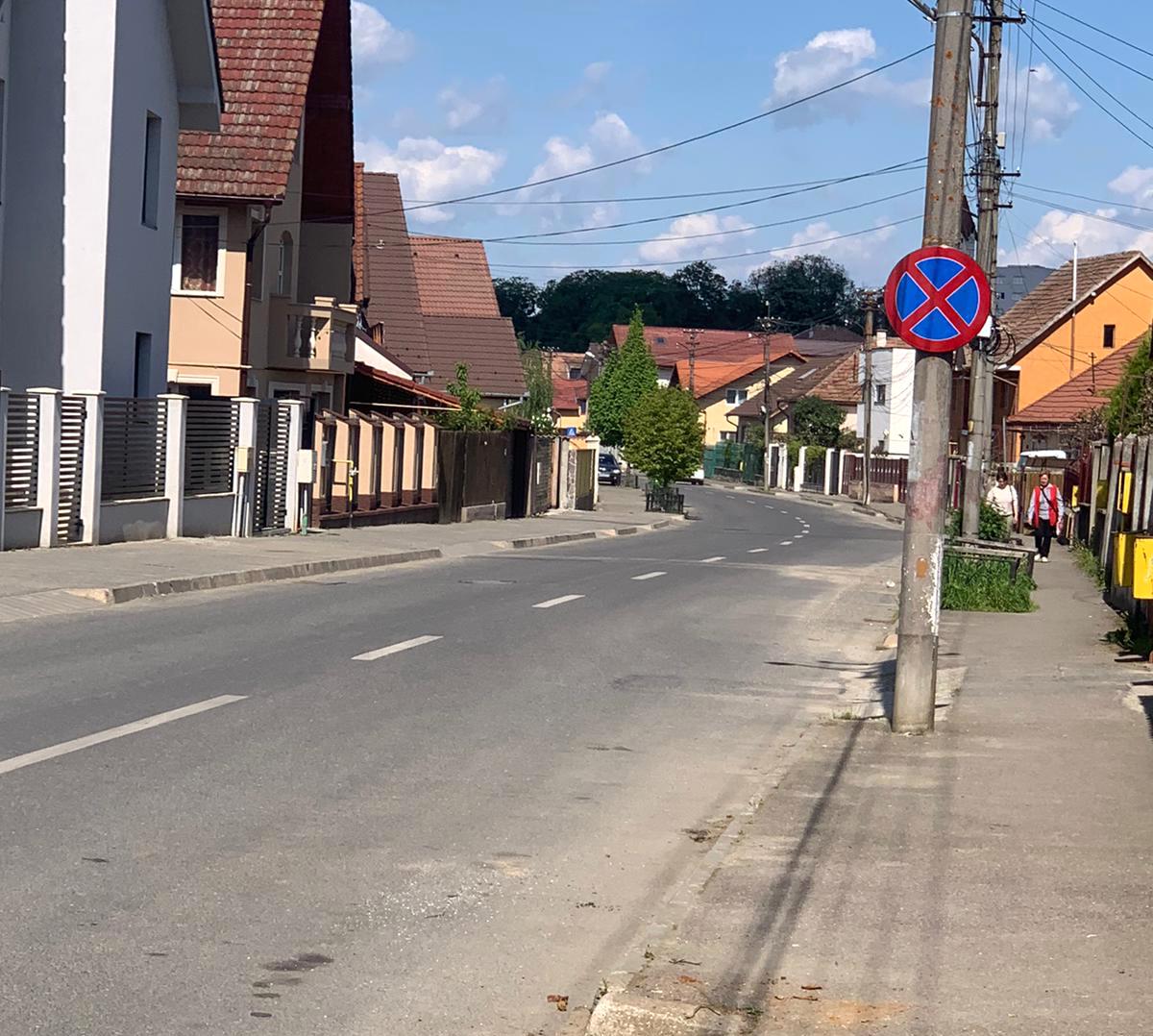 Poliția cere sibienilor să-și mute mașinile parcate pe stradă. ”Dar dacă n-am loc în curte?”