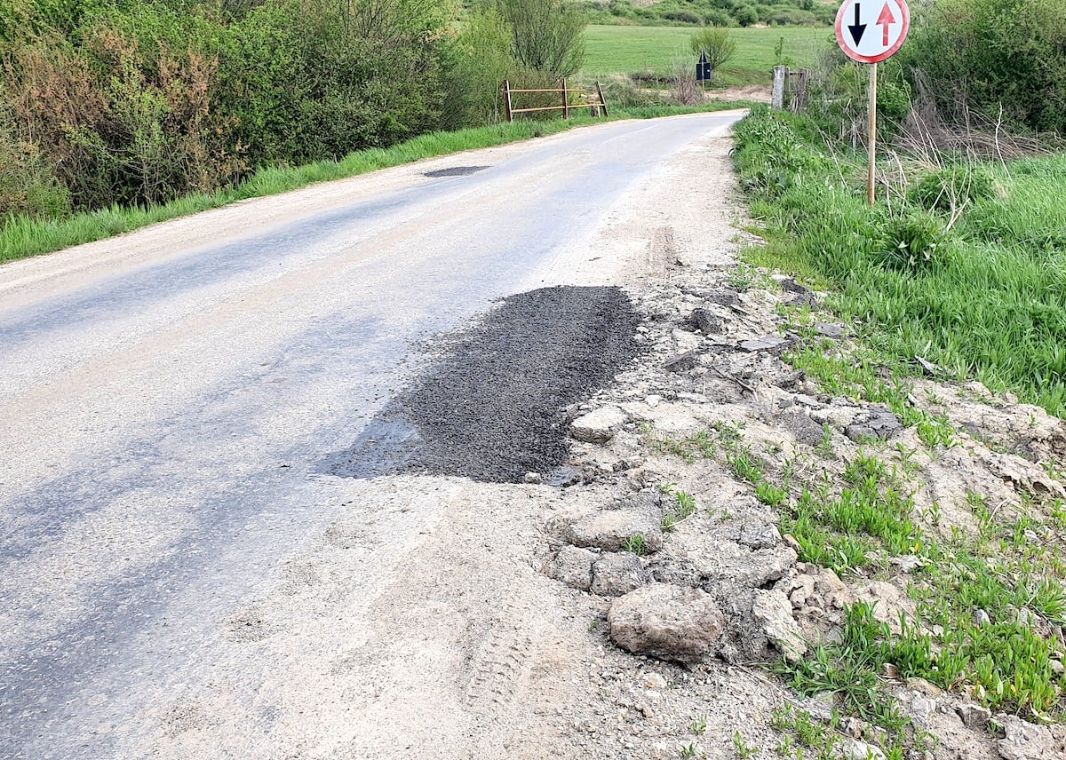 VIDEO Un drum reparat de sibieni dimineața s-a stricat până seara