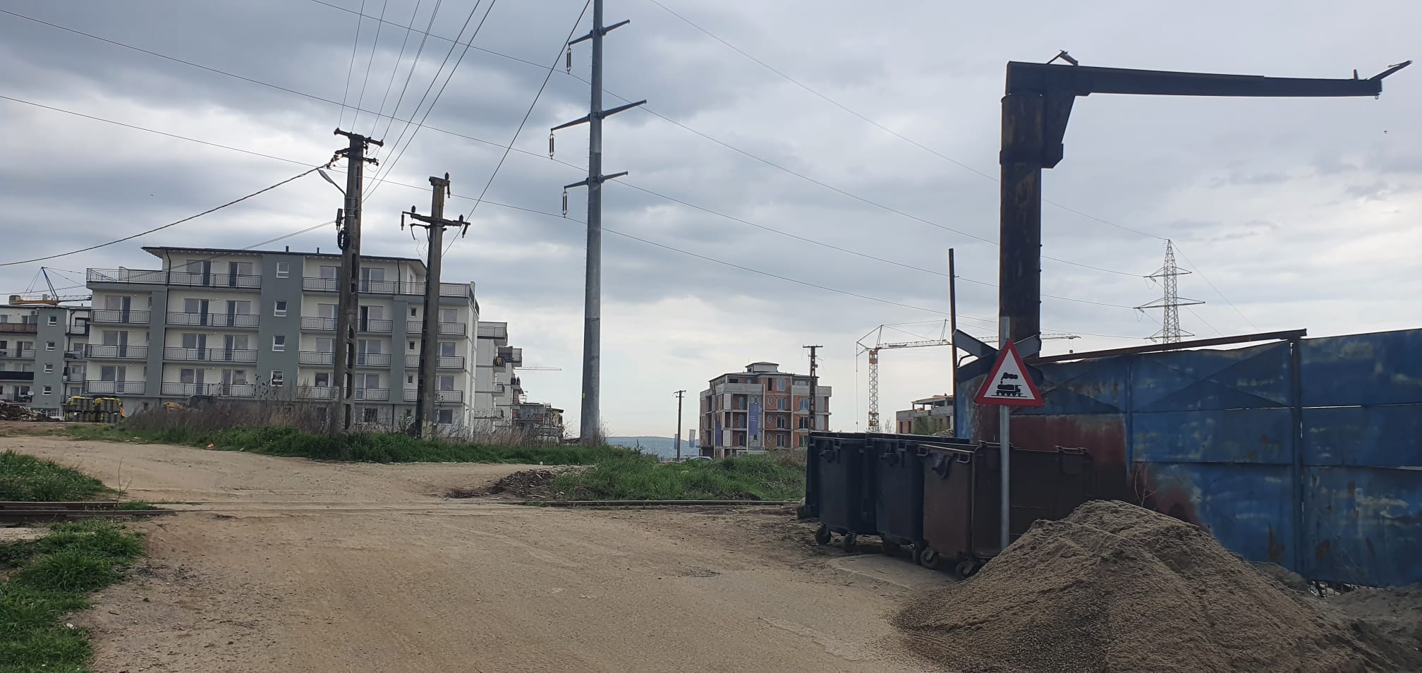 Proprietar nemulțumit de starea drumului, după ce și-a cumpărat apartament pe str. Ogorului. Reacția primăriei și dezvoltatorului