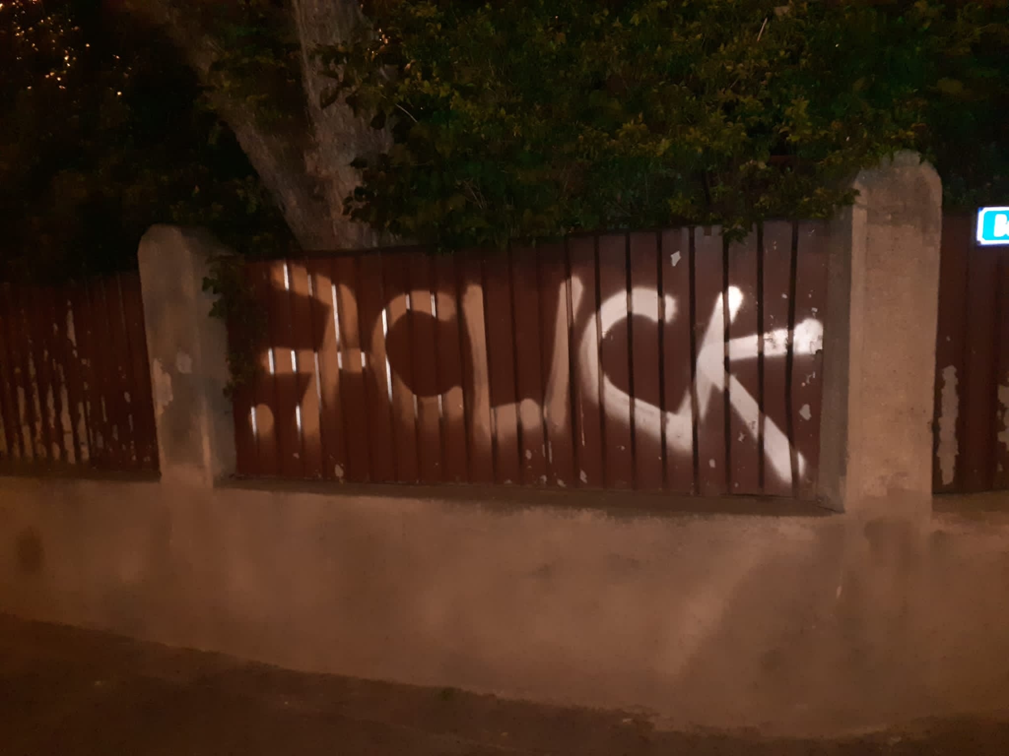 Actualizare ”Amenda în acest caz este de 2.500 lei” – Poliția Locală a prins un tânăr care a mâzgălit Sibiul