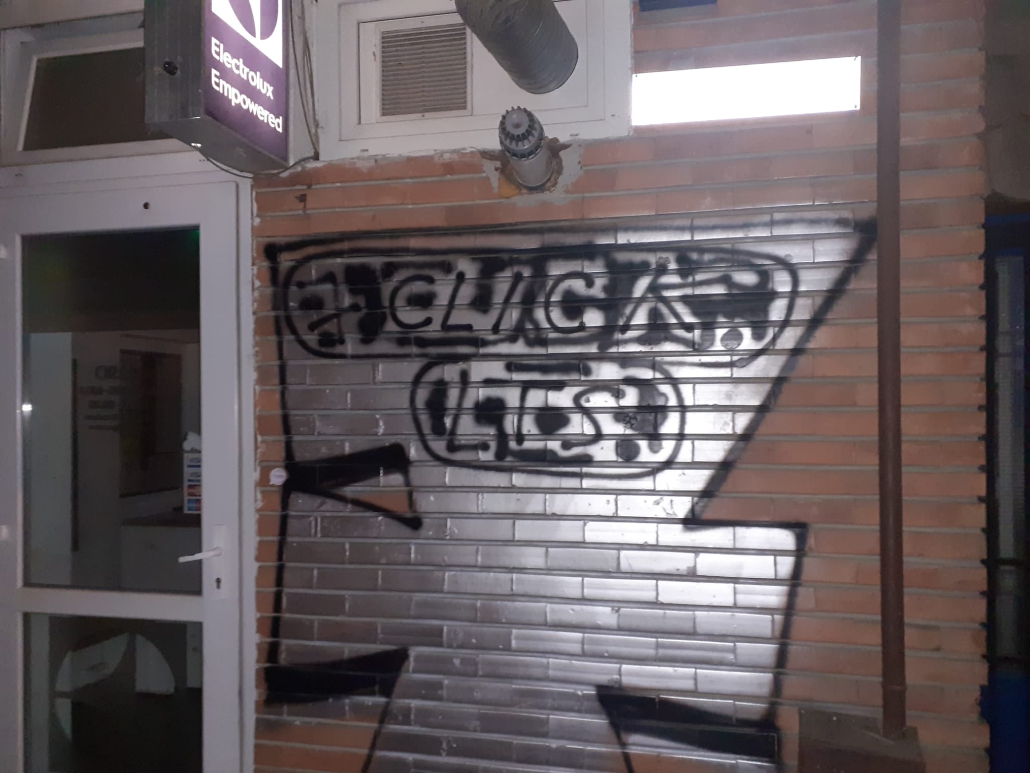 Actualizare ”Amenda în acest caz este de 2.500 lei” – Poliția Locală a prins un tânăr care a mâzgălit Sibiul