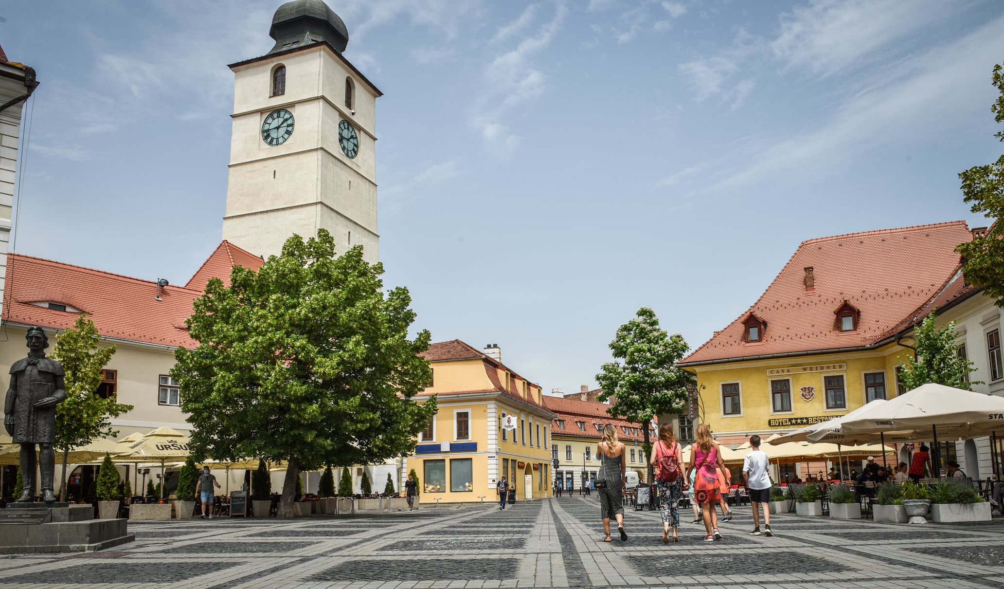 De ce seamănă Piața Mare din Sibiu și Piața Sfatului din Brașov: ”Nu s-au inspirat de la unii la alții, ci din Occident”