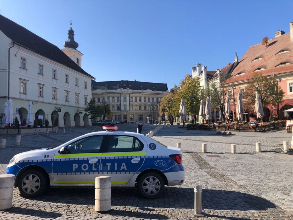 sibiu-politie-masina-politie-piata-mica-coronavirus-covid-control-2-qakb