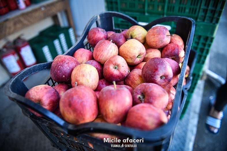 O familie din Sibiu produce sucuri 100% naturale, cu fructe culese din propria livadă. „Câteodată, oamenii nu cred că nu punem zahăr”
