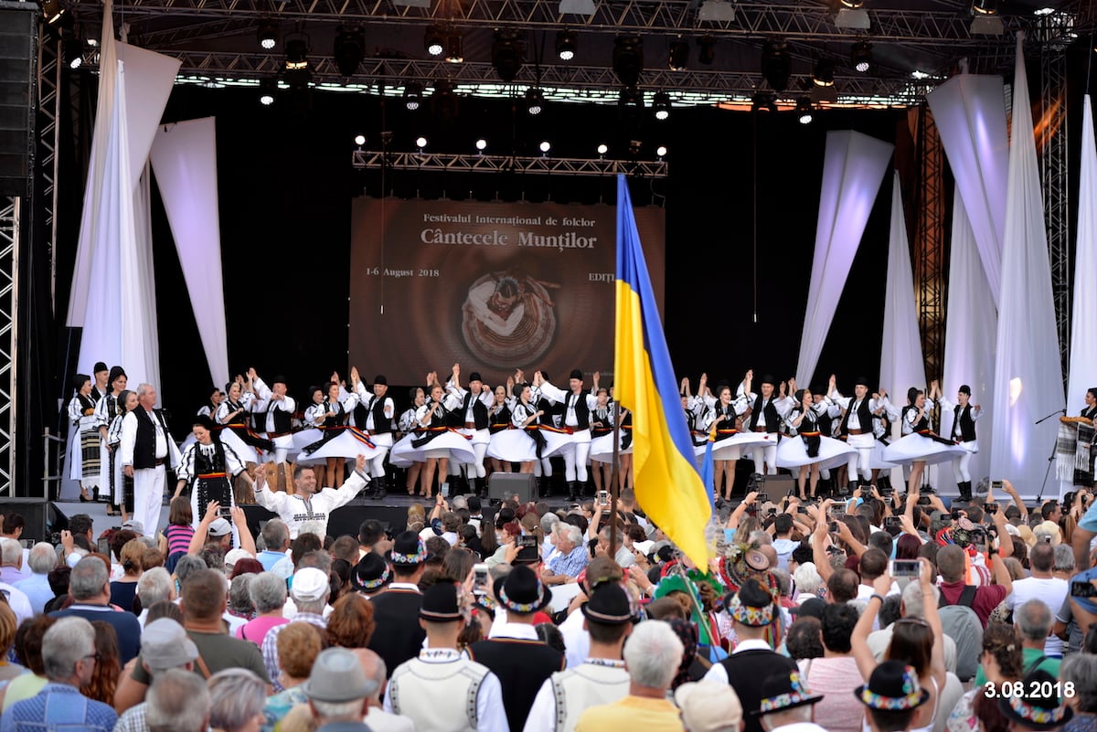 spectacol-in-aer-liber-cantecele-muntilor-eprp
