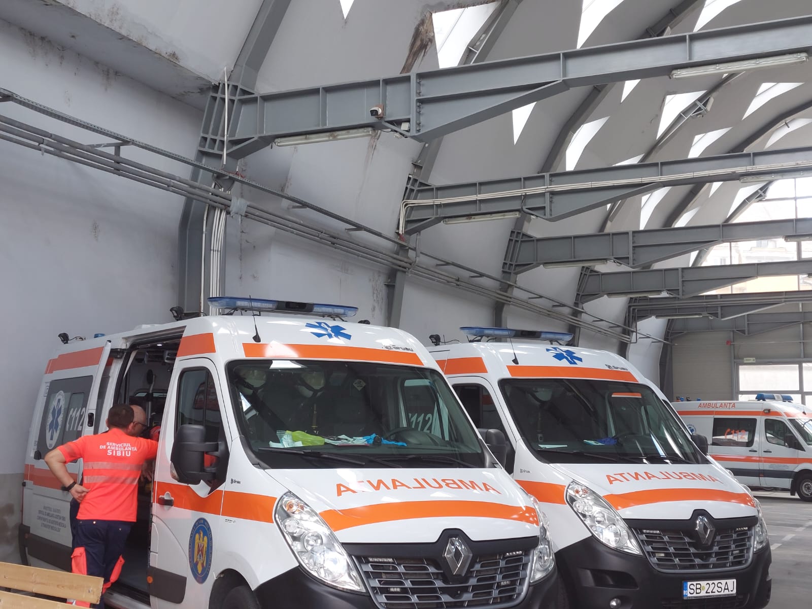 Cu sute de mii de kilometri rulați, Ambulanțele din Sibiu ajung la urgențe: „Trebuie să le ținem în viață”