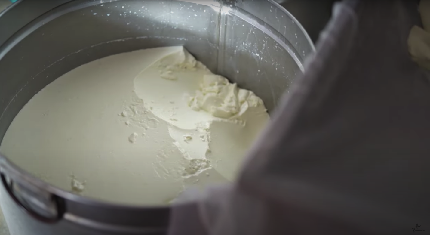 VIDEO Povestea brânzei de Sibiu: de la mulsul oilor, până la rețetă și ambalare
