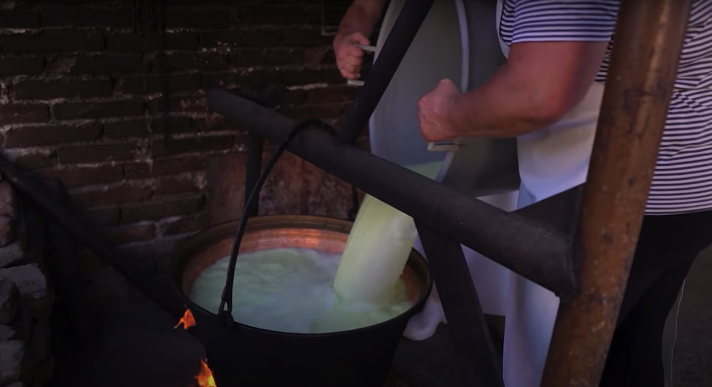 VIDEO Povestea brânzei de Sibiu: de la mulsul oilor, până la rețetă și ambalare