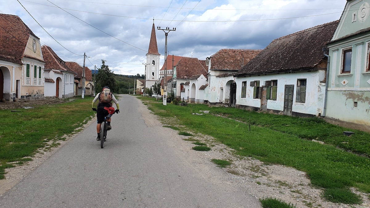 Pe toată Via Transilvanica, ziua 10. Am gonit din ținutul lemnos al secuilor în cel de piatră al sașilor: ne apropiem de casă