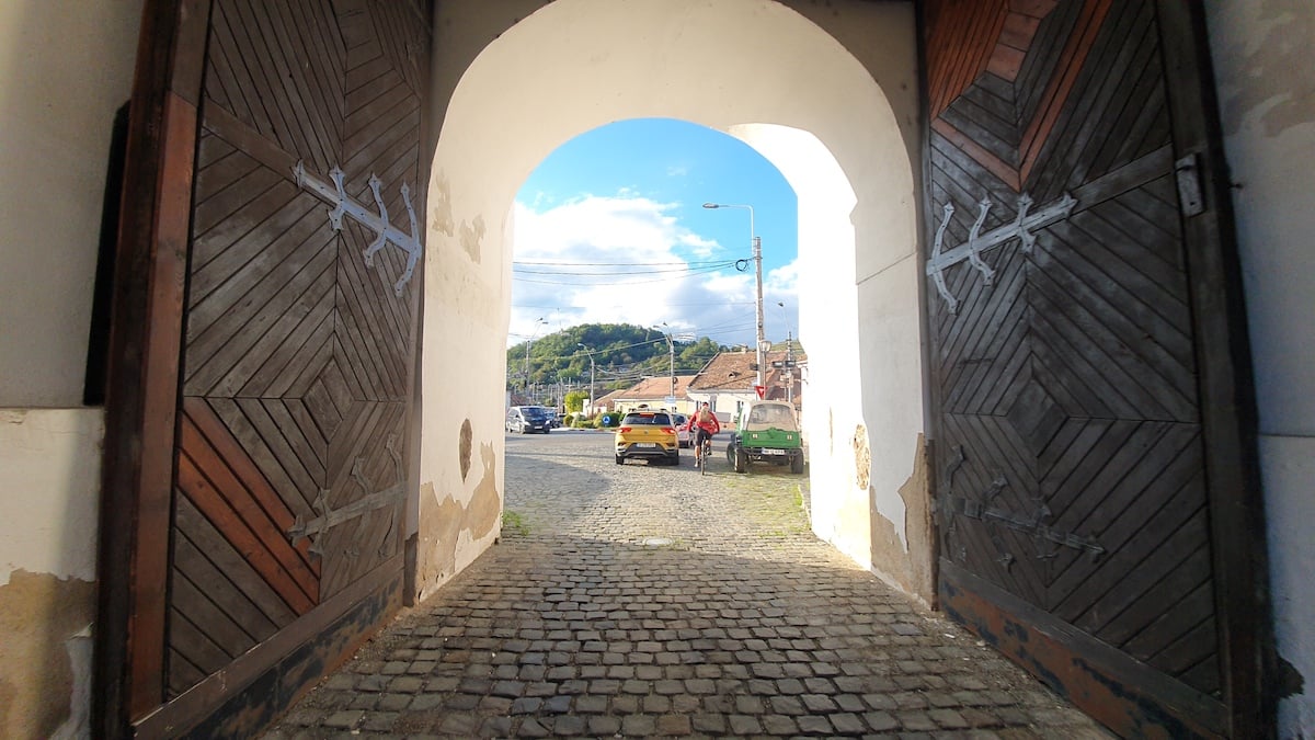 Pe toată Via Transilvanica. Ziua 12 ne-a purtat tot prin Sibiu. Și ce Sibiu...