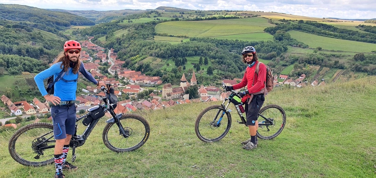 Pe toată Via Transilvanica, ziua 13. Ne-au petrecut doi primari, ambii sibieni, și am sfârșit rătăcind noaptea prin pădure