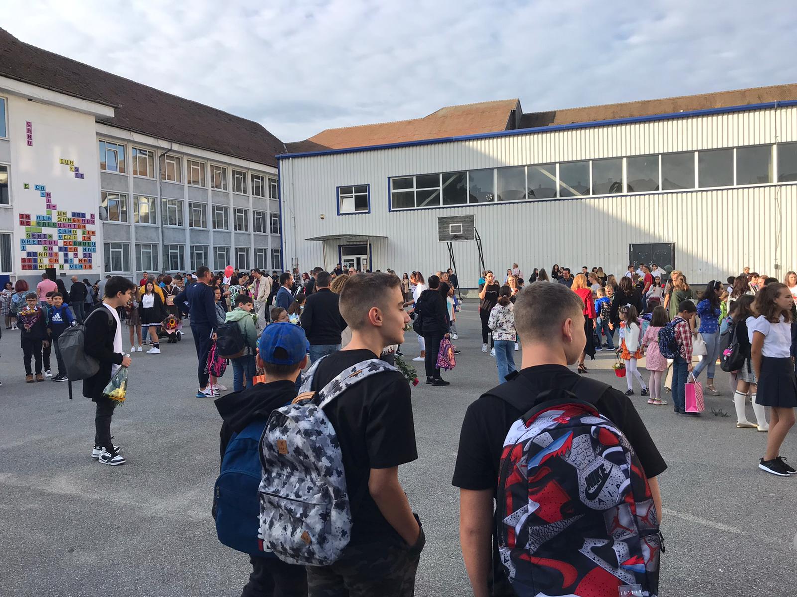 Tot mai multe școli din Sibiu se orientează către uniforma pentru elevi. Director: „Am ales ceva între ținută decentă și uniformă”