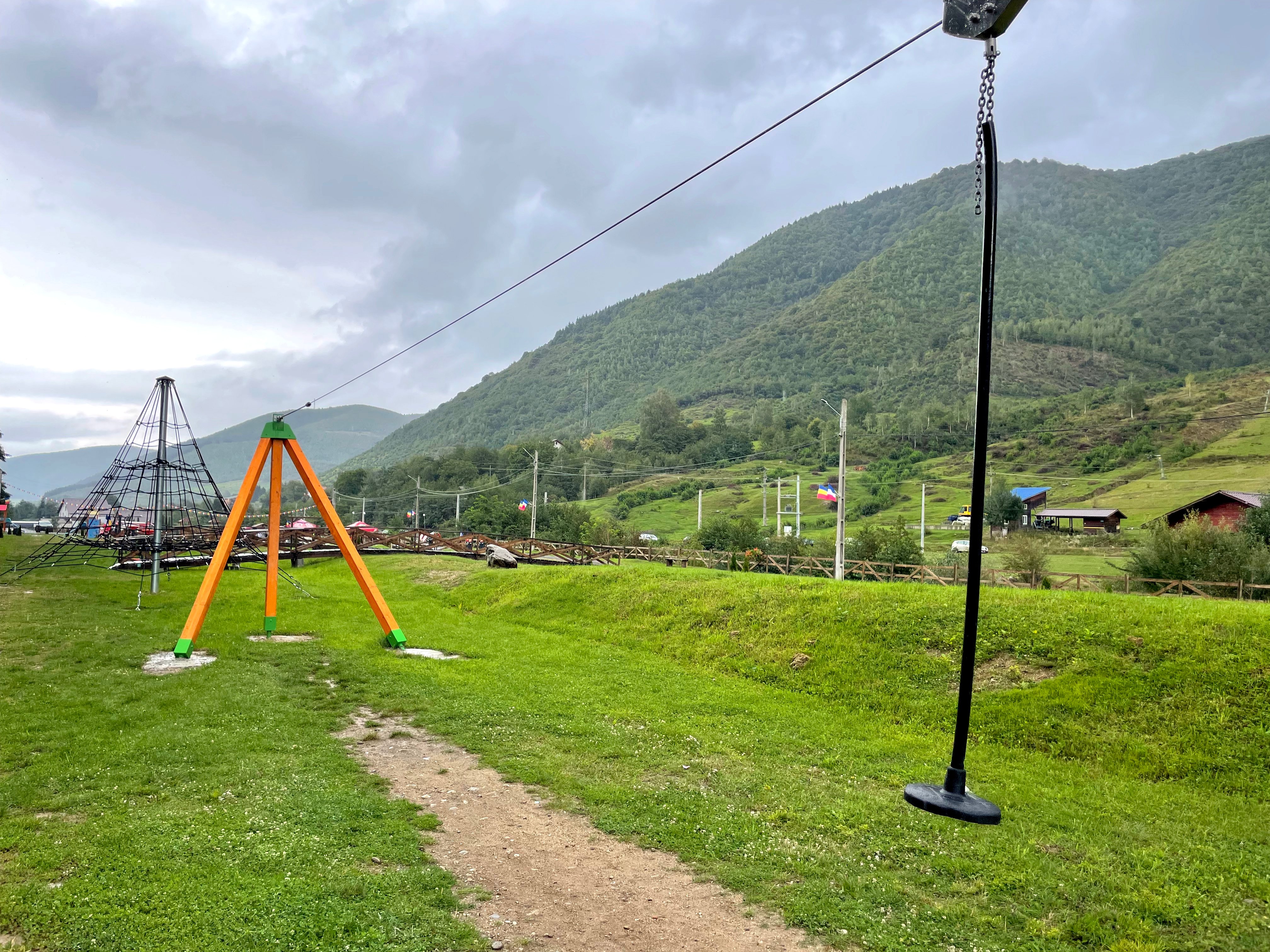 Tiroliană în parcul de distracții din Gura Râului