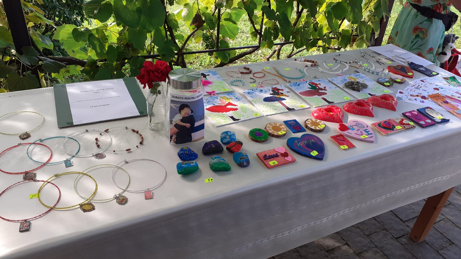 6.000 de lei s-au strâns în Bazarul de Vară pentru Rafael. Faptele mari ale celor mici i-au dat speranță
