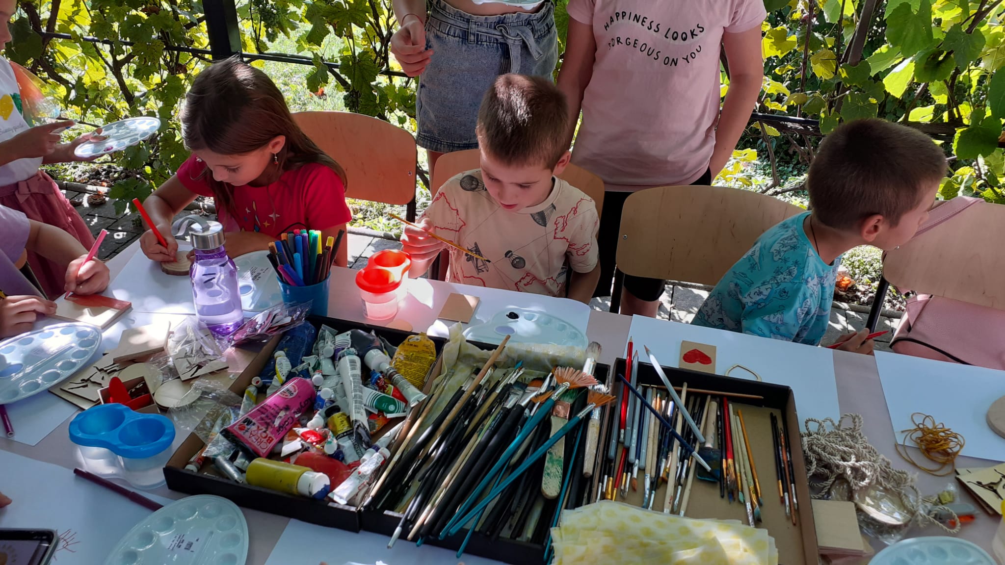 6.000 de lei s-au strâns în Bazarul de Vară pentru Rafael. Faptele mari ale celor mici i-au dat speranță