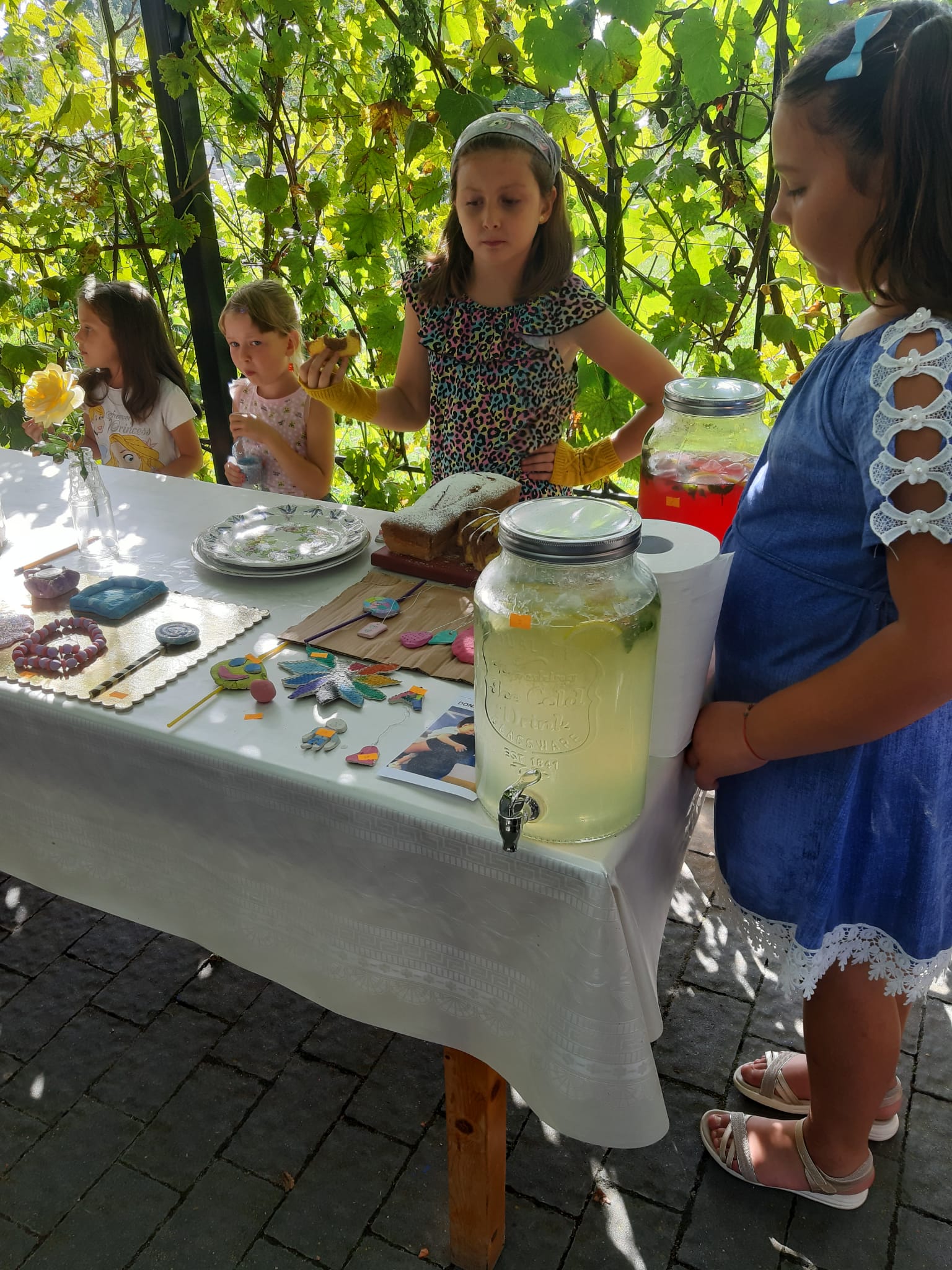 6.000 de lei s-au strâns în Bazarul de Vară pentru Rafael. Faptele mari ale celor mici i-au dat speranță