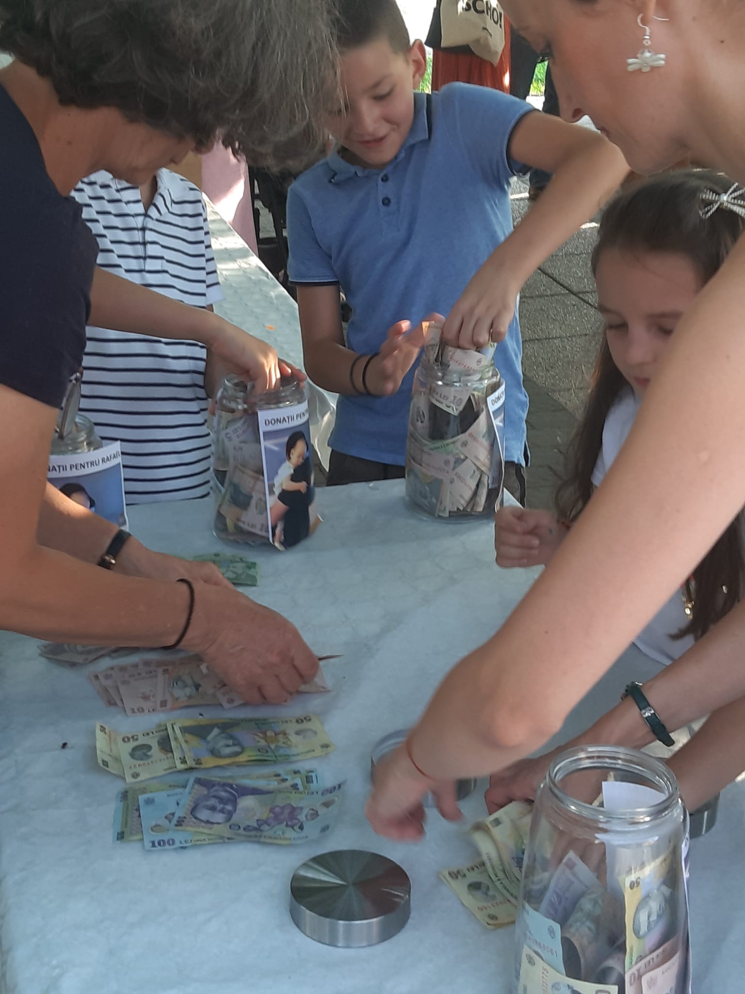 6.000 de lei s-au strâns în Bazarul de Vară pentru Rafael. Faptele mari ale celor mici i-au dat speranță