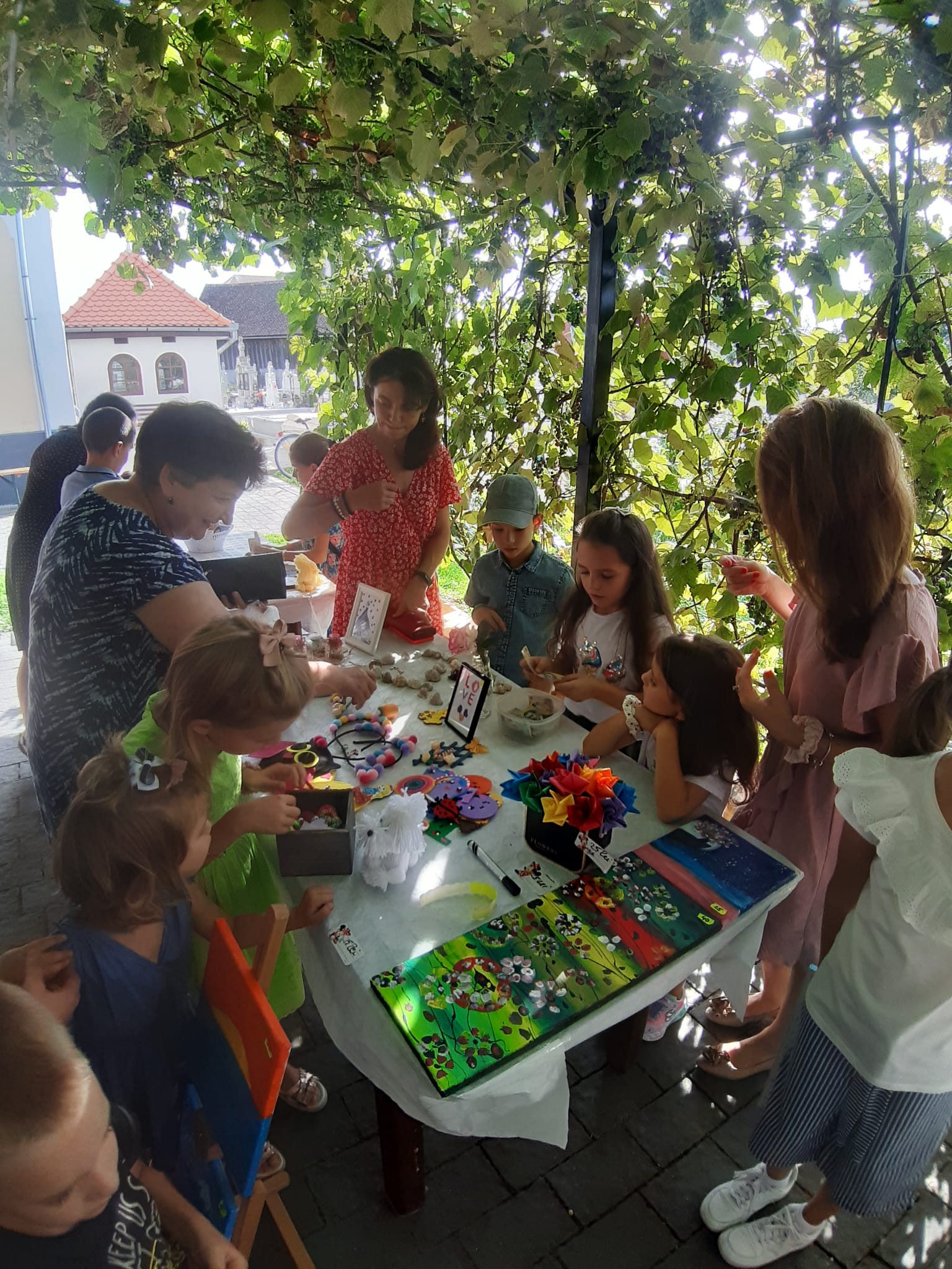 6.000 de lei s-au strâns în Bazarul de Vară pentru Rafael. Faptele mari ale celor mici i-au dat speranță