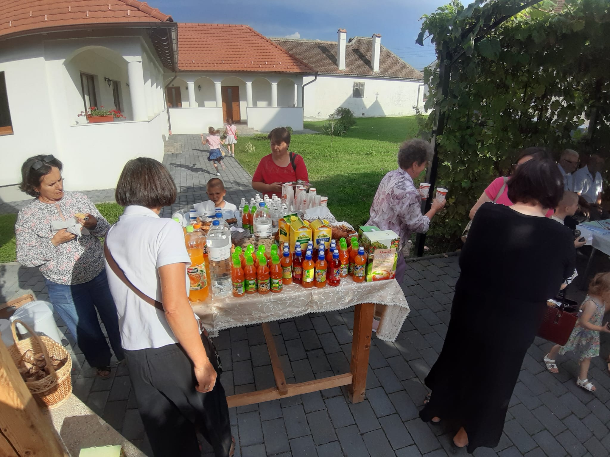 6.000 de lei s-au strâns în Bazarul de Vară pentru Rafael. Faptele mari ale celor mici i-au dat speranță