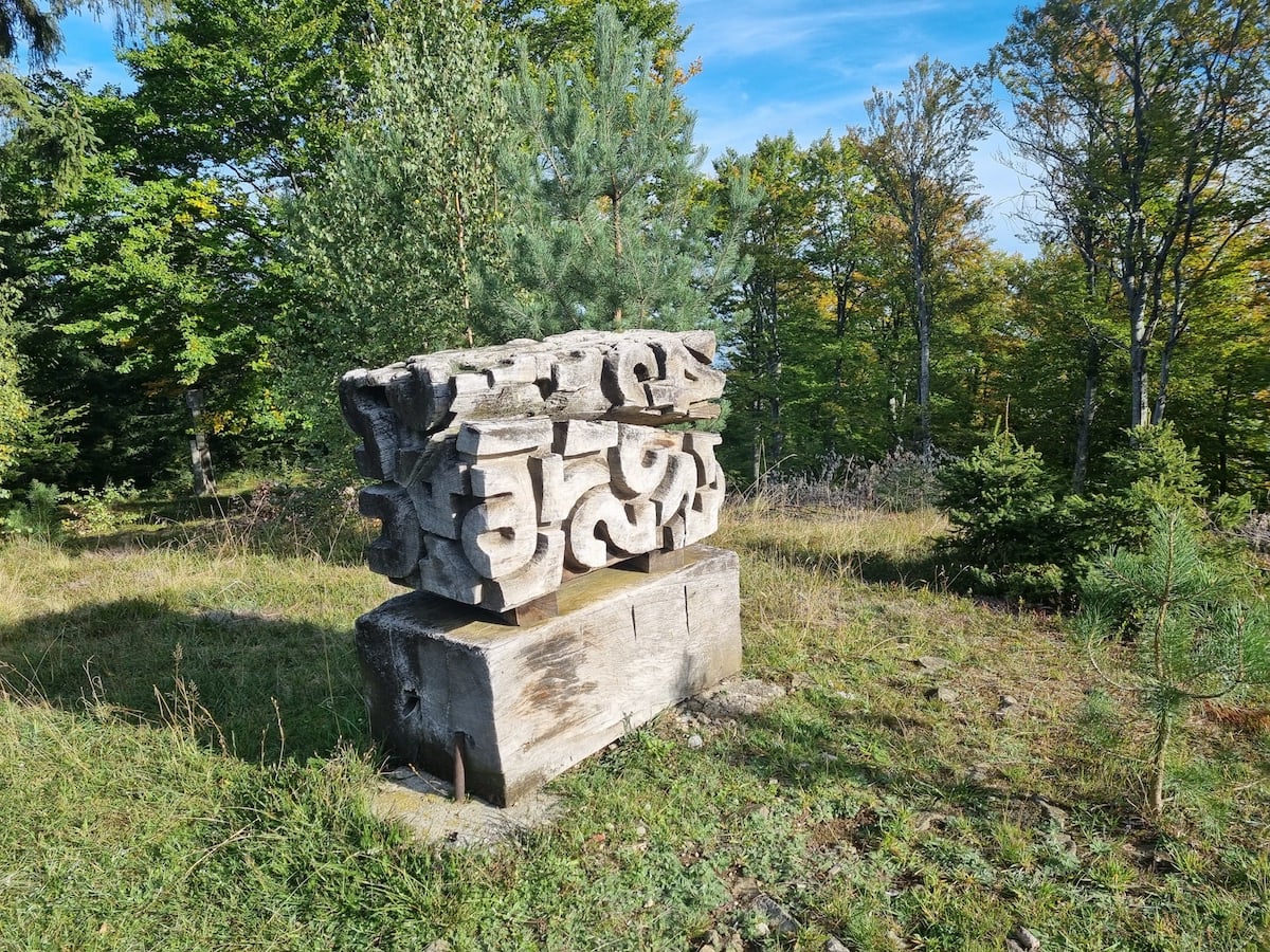 A început amenajarea traseului de drumeție Poteca Soarelui. Cultura Lemnului: spațiu de popas, sculpturi conservate și hartă online