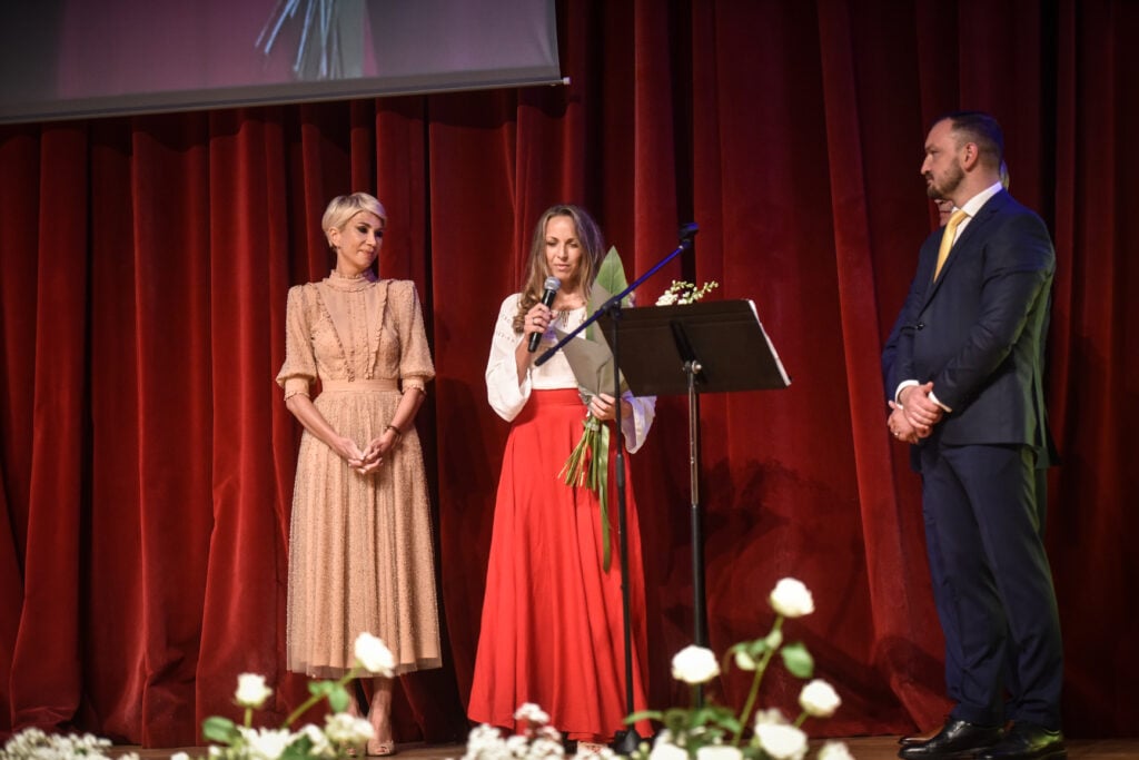 Raluca Turcan (stânga) explică de ce a demisionat Adrian Bibu (dreapta). Foto: turnulsfatului.ro