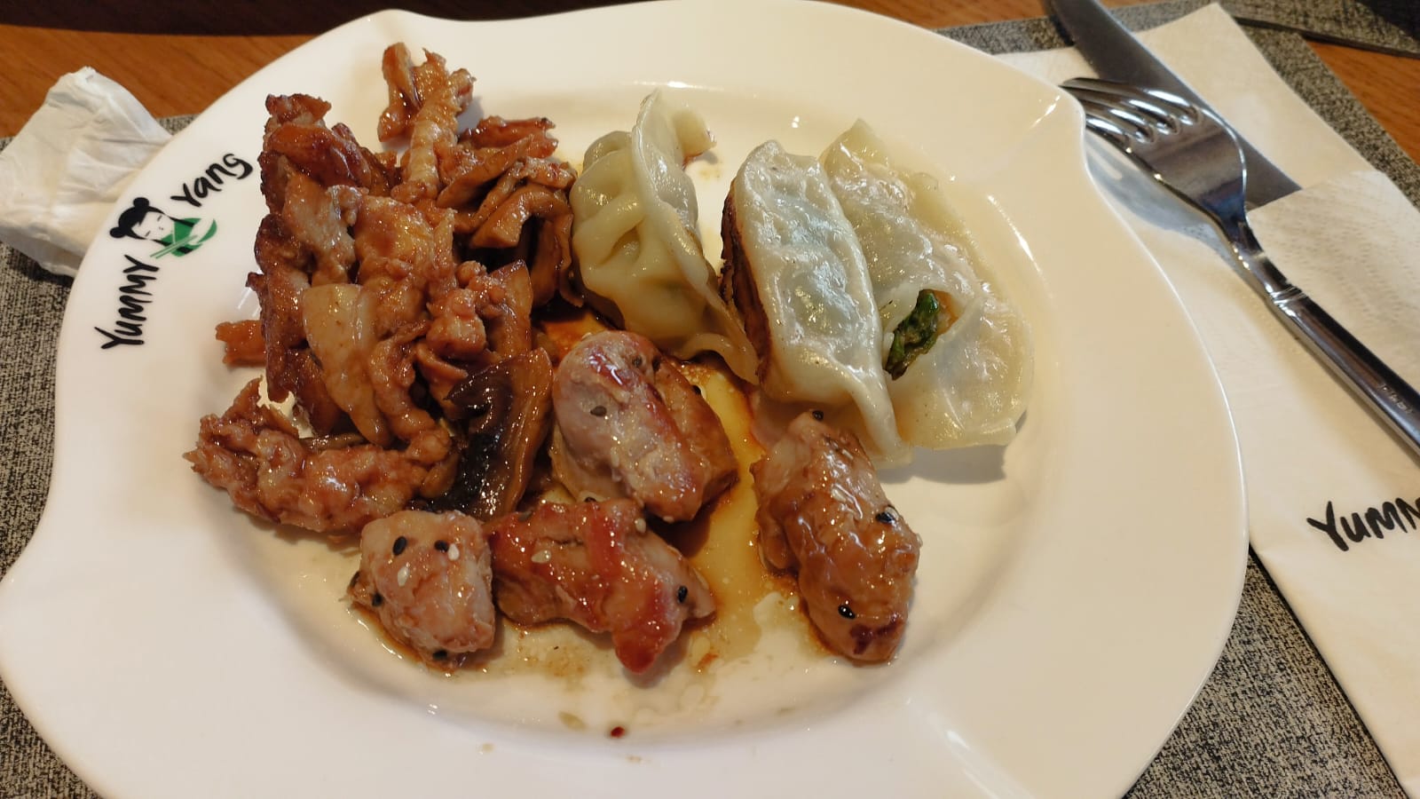 Toată mâncarea chinezească la Yummy Yang: una caldă, alta rece