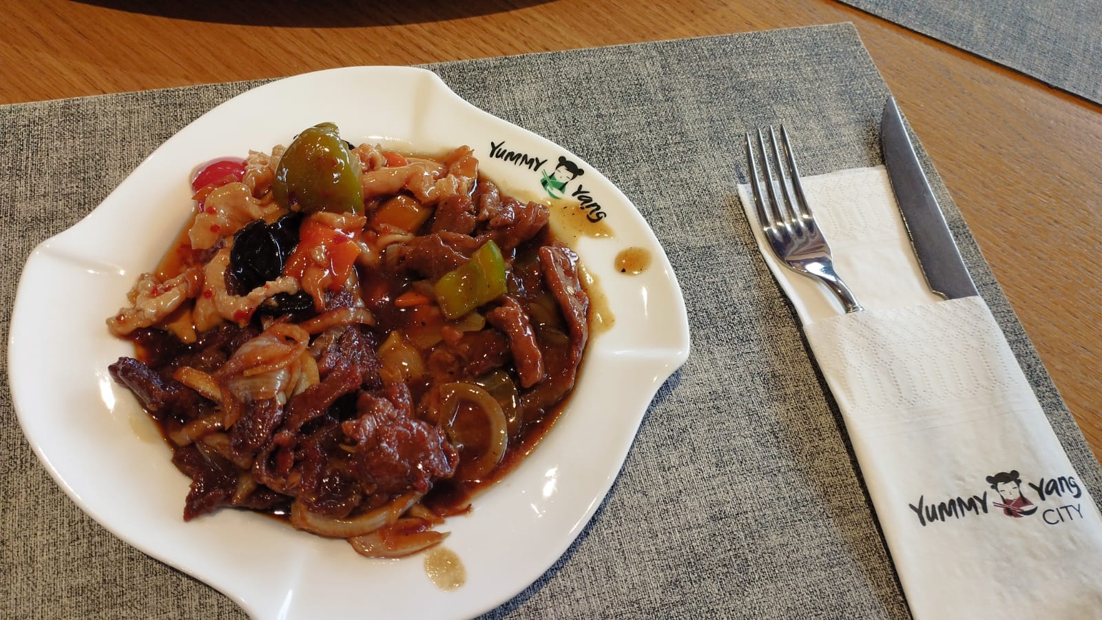 Toată mâncarea chinezească la Yummy Yang: una caldă, alta rece