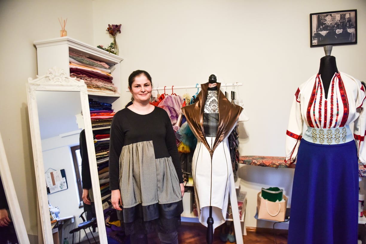 Povestea brandului ATOM. Sibianca Alexandra Aldea creează rochii unicat și costume de balet: Bunica m-a învățat să brodez și să desenez