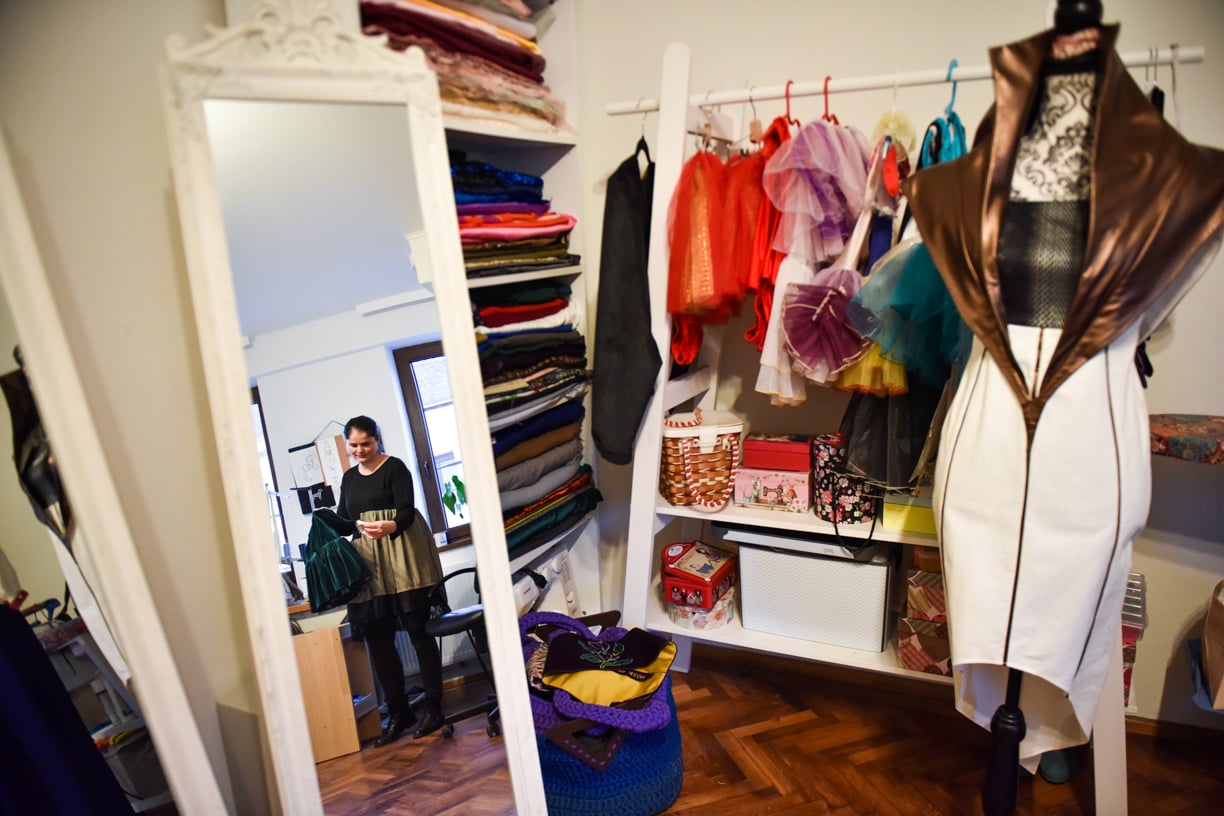 Povestea brandului ATOM. Sibianca Alexandra Aldea creează rochii unicat și costume de balet: Bunica m-a învățat să brodez și să desenez