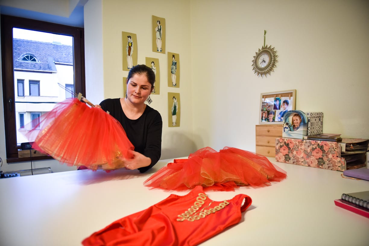 Povestea brandului ATOM. Sibianca Alexandra Aldea creează rochii unicat și costume de balet: Bunica m-a învățat să brodez și să desenez