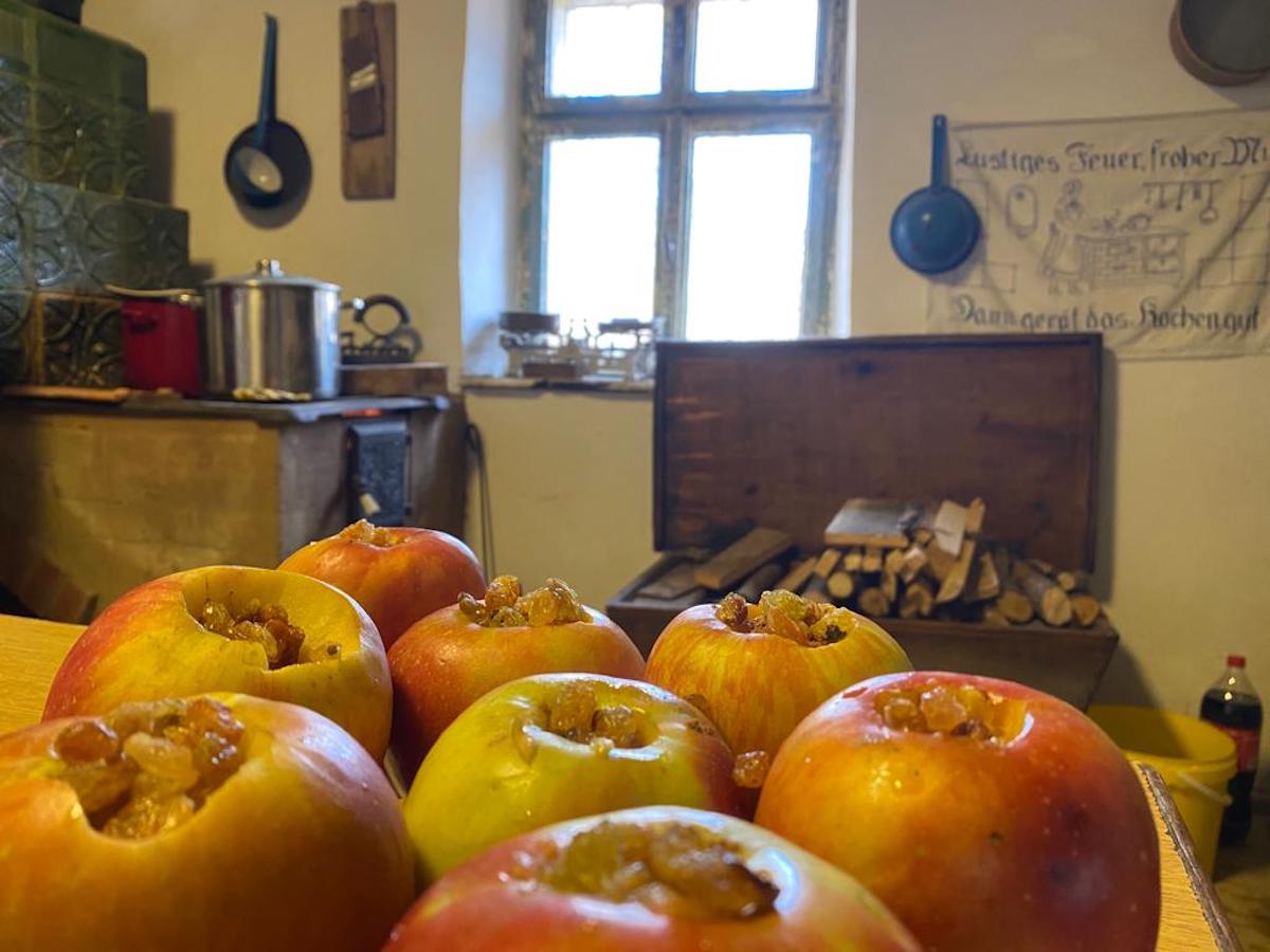 VIDEO 1 Decembrie la ASTRA. Cu rață, cârnați, oaie, mangalița și mere coapte. ”Să transformăm consumerismul într-un consumerism de calitate și cu cap făcut”