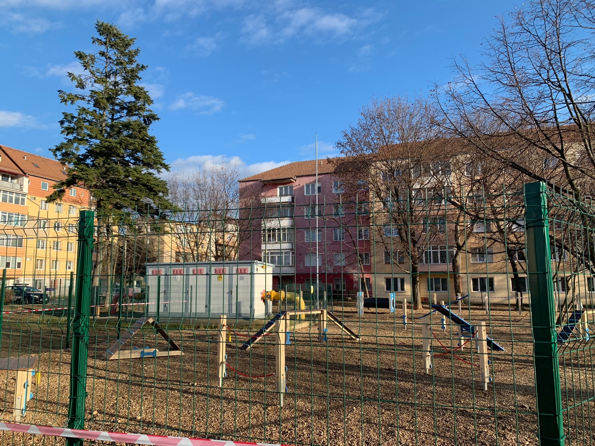 Cum arată parcul pentru câini din Terezian. Alte trei așteaptă inaugurarea