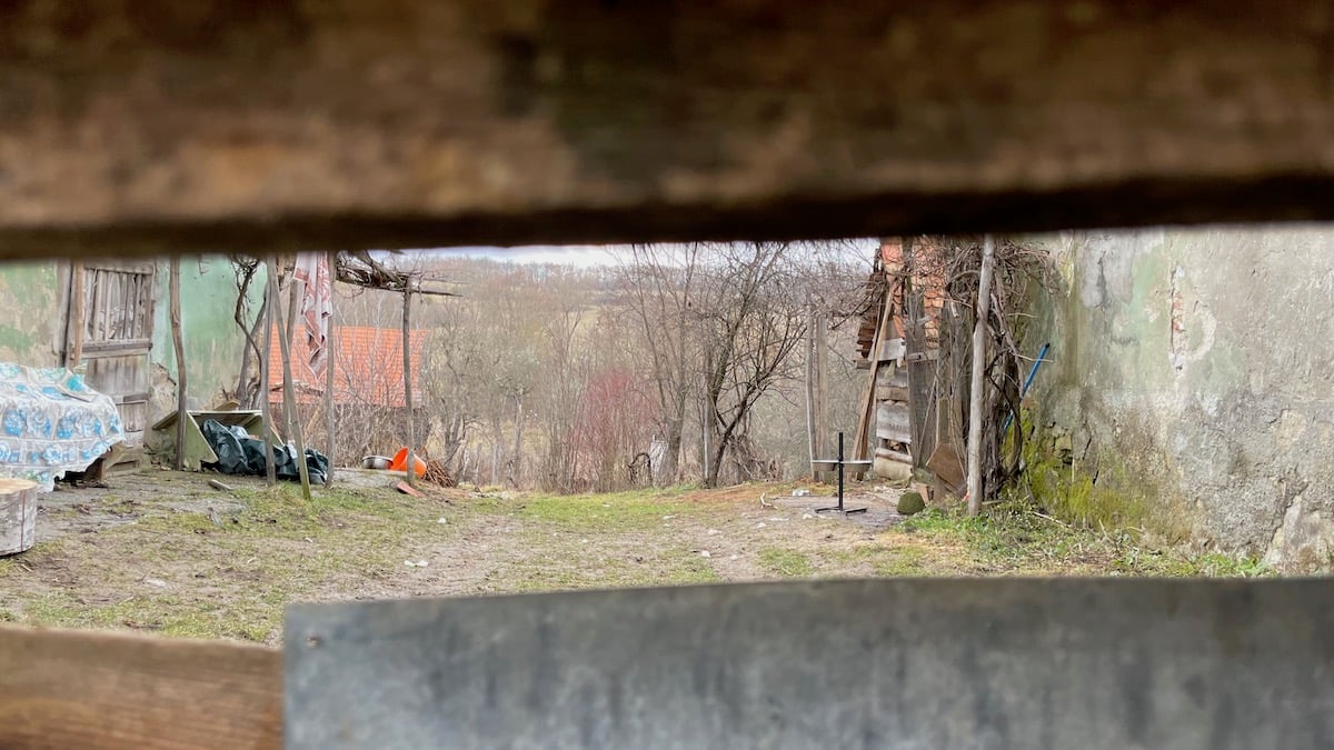 Am fost în satul din Sibiu care are doar 15 locuitori. „Altădată stăteau și două familii în casă, acum nu mai trece nici ursul. N-ai cu cine povesti, dar necazul te învață”