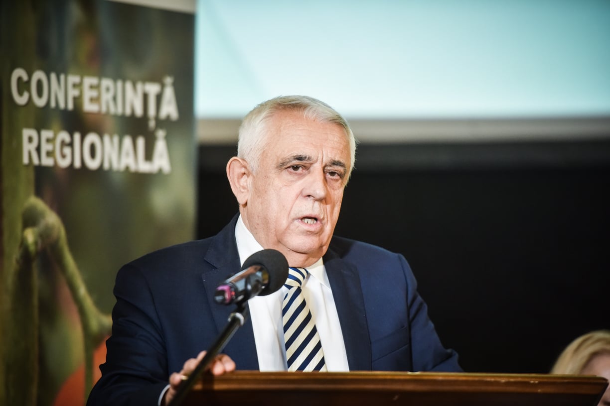 Exemplu de bun simț la întâlnirea cu ministrul Daea: Cu parcarea la doi pași, au călărit trotuarul