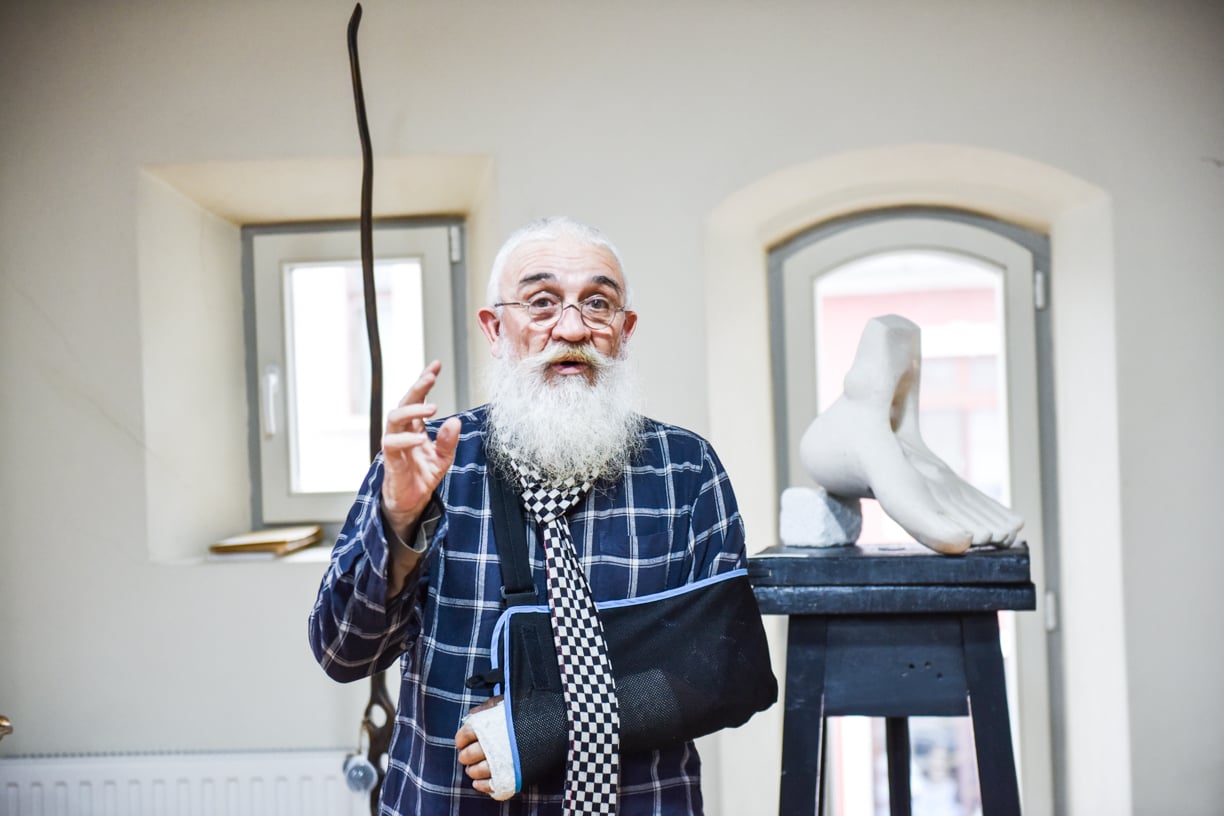Sculptorul și artistul sibian Niu Herișanu: „Adică eu să nu-l iubesc pe Ceaikovski sau pe Tolstoi? Pentru mine nu există etnie în domeniul creației”
