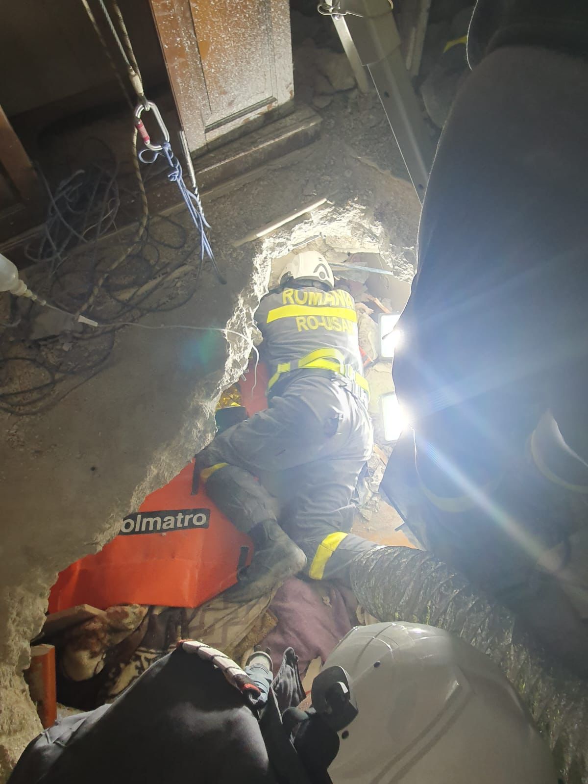 Salvatorii români aflaţi în Turcia au reuşit să scoată de sub dărâmături 4 persoane, inclusiv un adolescent de 16 ani