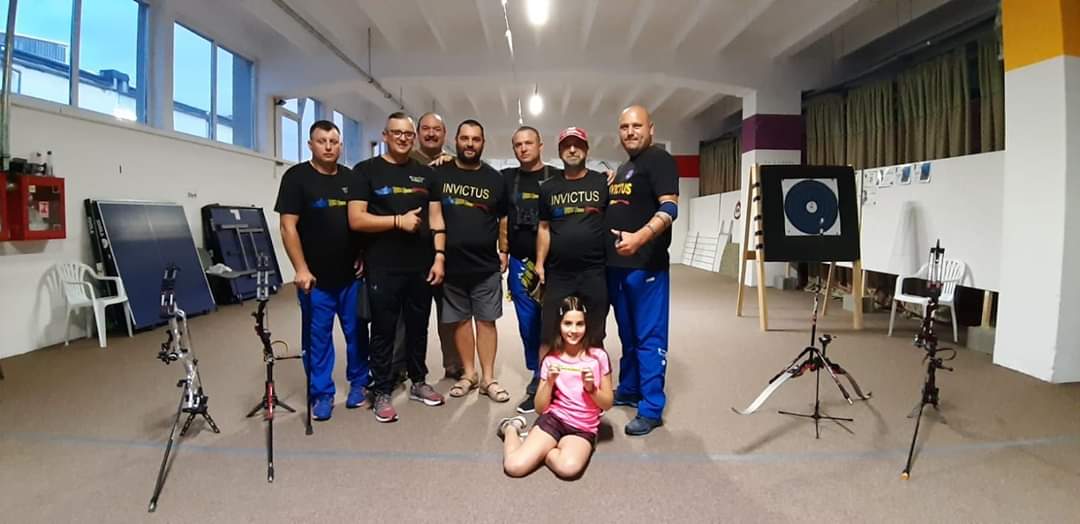 Doi sibieni, unul șofer pe ambulanță și celălalt medic, conduc unul dintre cele mai mari cluburi de tir cu arcul din țară: cine spune că este un sport static se înșală