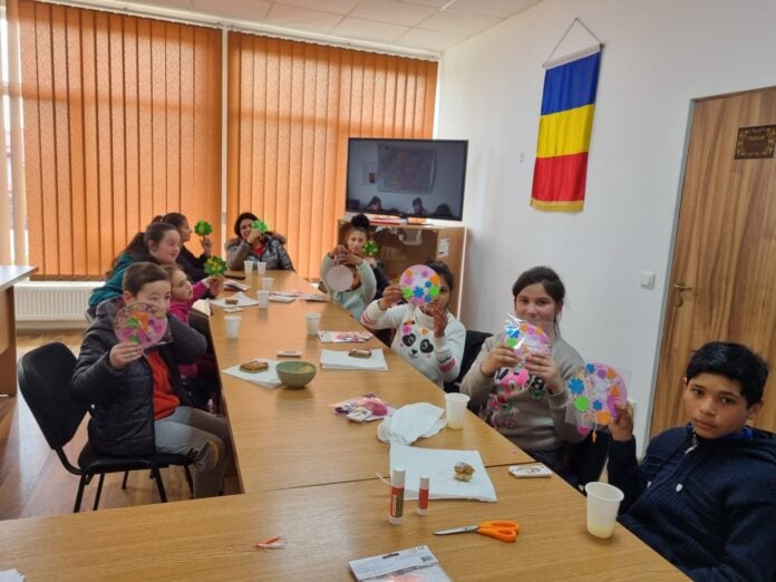 Aproximativ 14 copii din Alma au creat daruri pentru 8 Martie în cadrul unui proiect al Mitropoliei Ardealului: „cineva se ocupă și se gândește la ei”