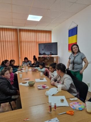 Aproximativ 14 copii din Alma au creat daruri pentru 8 Martie în cadrul unui proiect al Mitropoliei Ardealului: „cineva se ocupă și se gândește la ei”