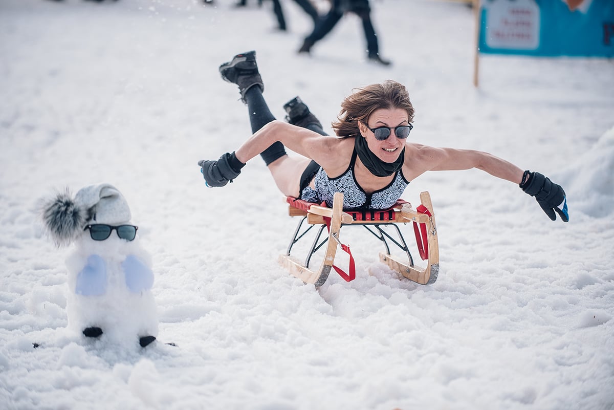Zece femei au înfruntat zăpada în costume de baie la Arena Platoș: Corina Țiglaru a câștigat Bikini Race și marele premiu