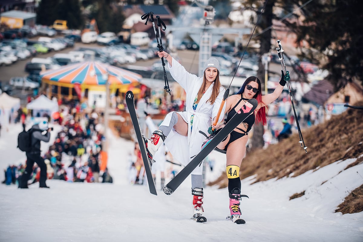 Zece femei au înfruntat zăpada în costume de baie la Arena Platoș: Corina Țiglaru a câștigat Bikini Race și marele premiu