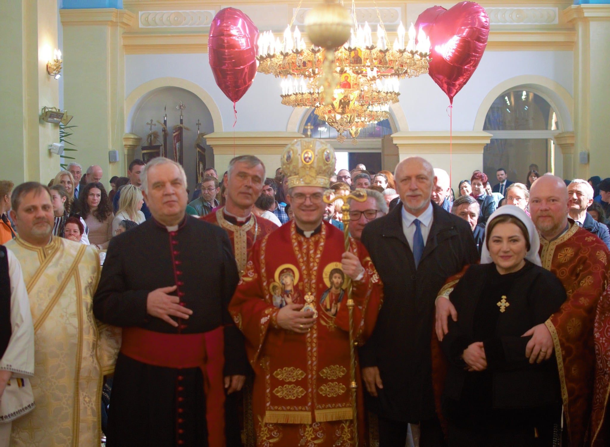 Vizită pastorală la biserica din Orlat. Preot Ioan Canciu: Asta e biserica de la Orlat - simplă, cu sfinți în devenire, așezați în bănci, în liniștea Liturghiei