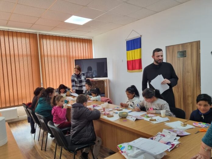 Aproximativ 14 copii din Alma au creat daruri pentru 8 Martie în cadrul unui proiect al Mitropoliei Ardealului: „cineva se ocupă și se gândește la ei”