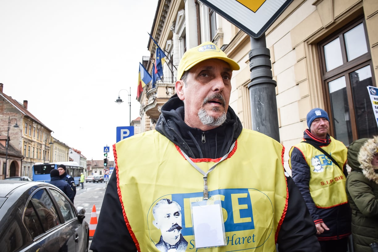 Ce salariu are o femeie de serviciu dintr-o școală din Sibiu sau o educatoare cu 15 ani experiență. Angajații din educație au pichetat sediul prefecturii
