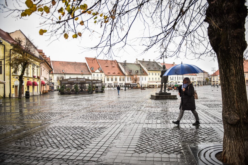 sibiu-toamna-piata-mare-ploaie-1-ly6h