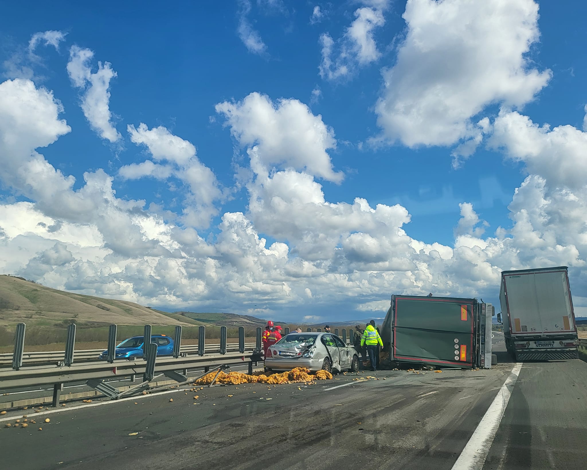 Autostrada a fost închisă la Miercurea Sibiului: s-a umplut de cartofi, dintr-un TIR răsturnat