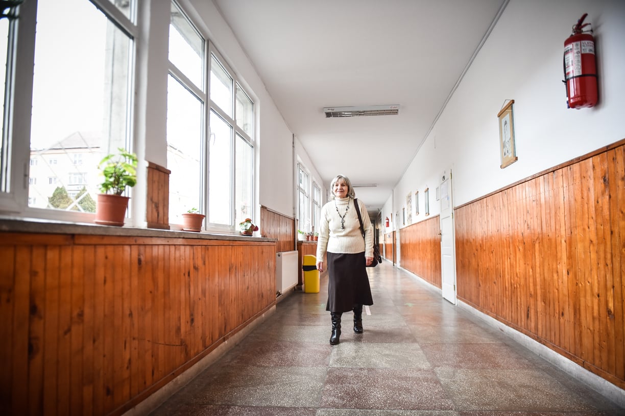 Prof. Maria Deacu, după 43 de ani la catedră: „S-a pierdut cumva deprinderea elevului de a fi pregătit oră de oră. Poate e și vina noastră și a școlii”