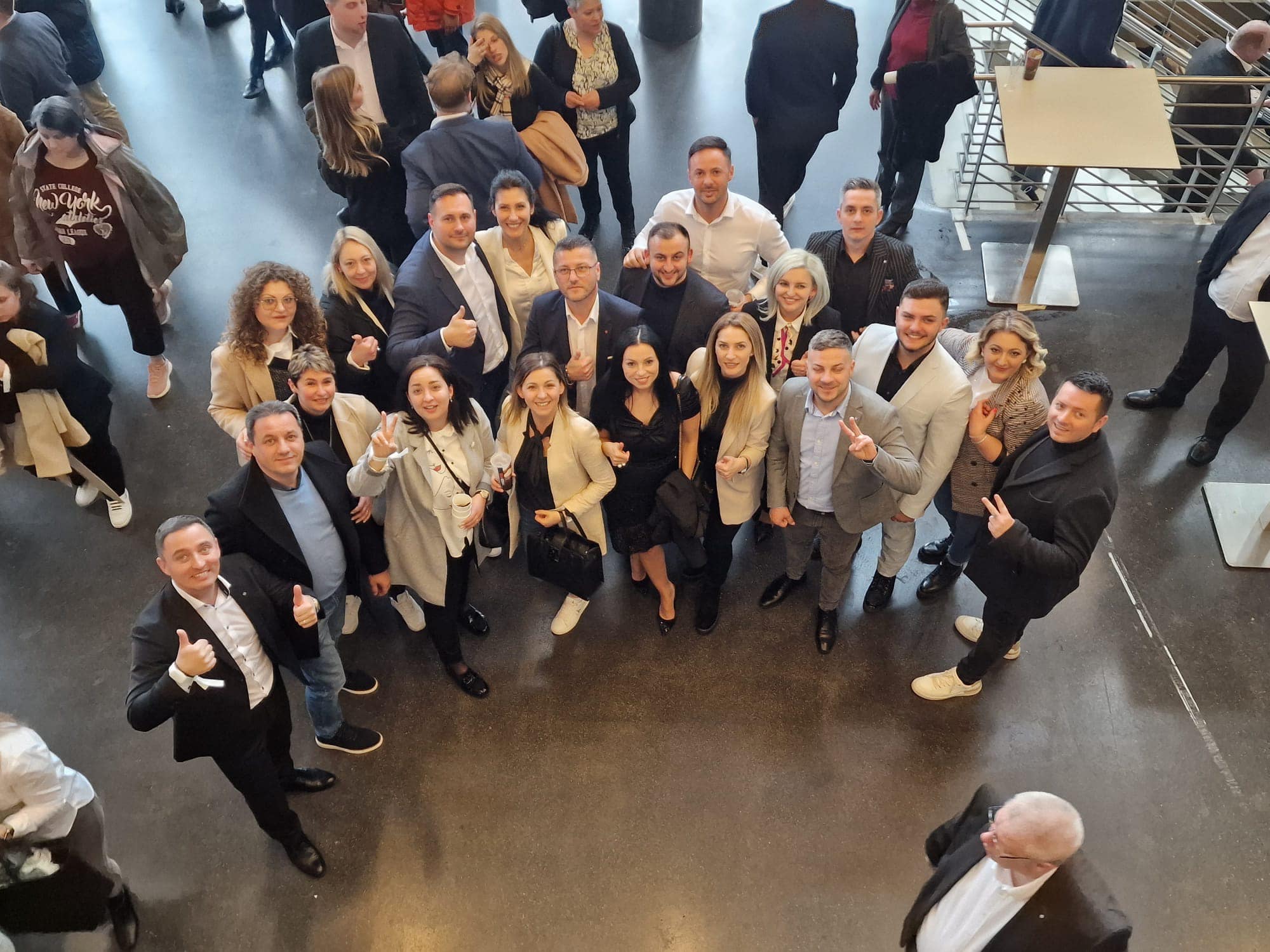 O sibiancă a devenit cea mai tânără femeie promovată director la cea mai mare companie de servicii financiare din Germania: „Toată echipa pe care am format-o este din români”